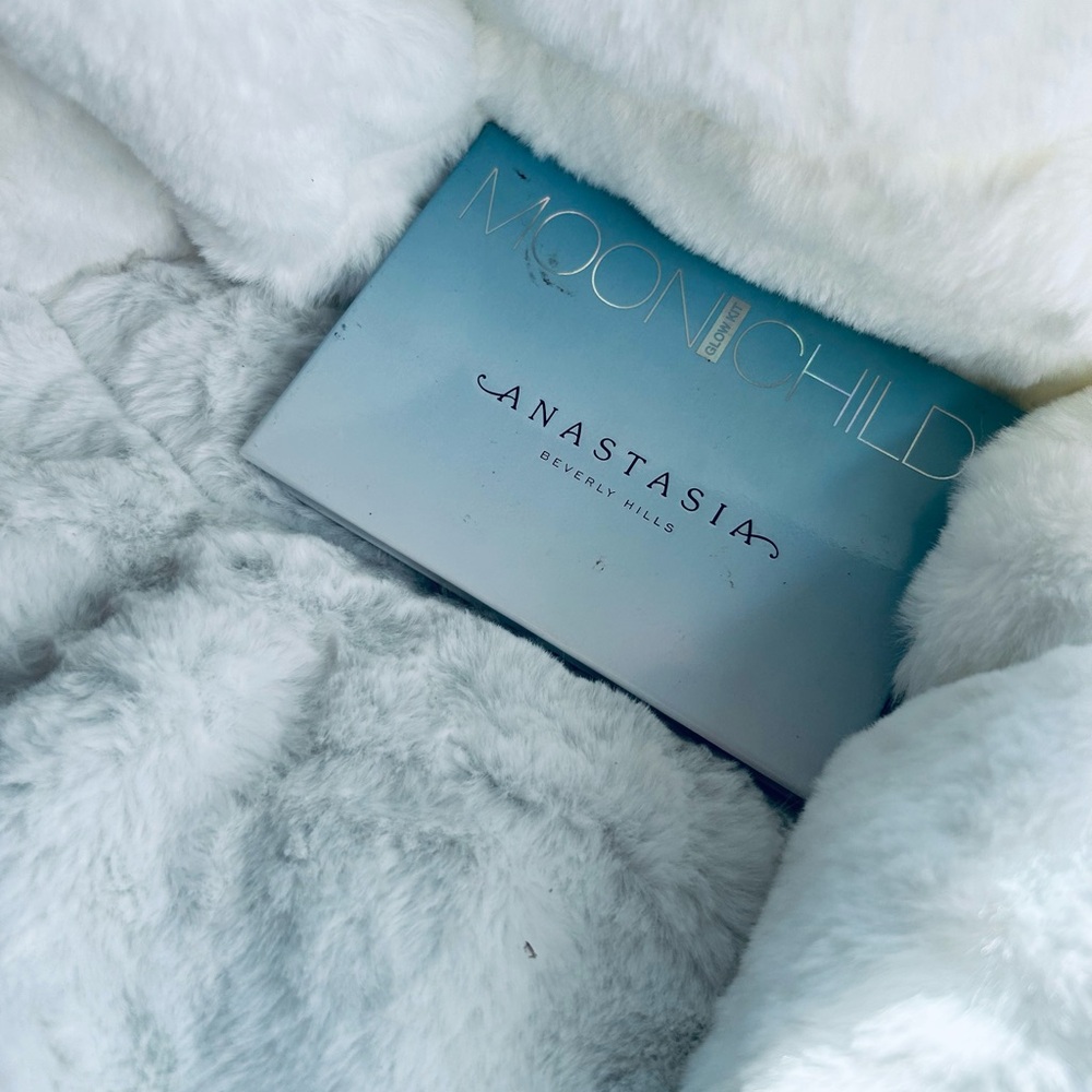 Anastasia Beverly Hills Moonchild Throw - White and Gray